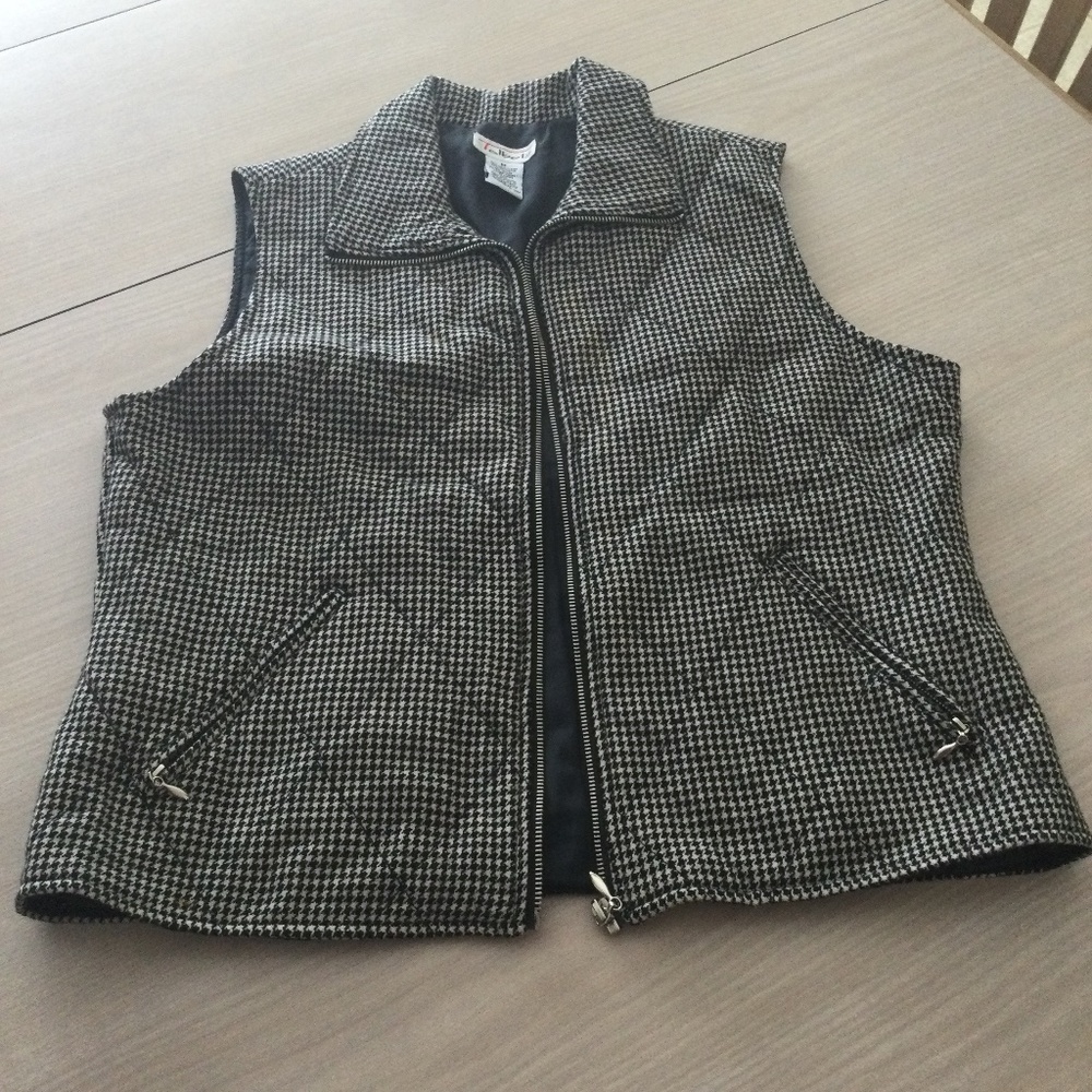 Talbots wool vest with two usable pockets Black and White pattern size medium